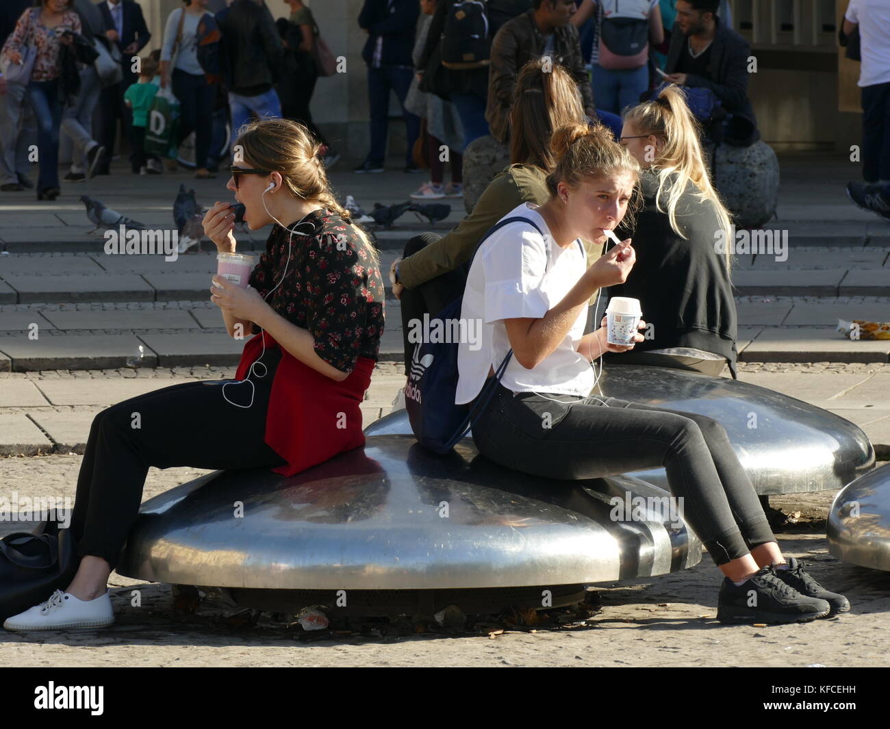 Gli impiegati pranzano al sole Monaco Germania Europa Foto Stock