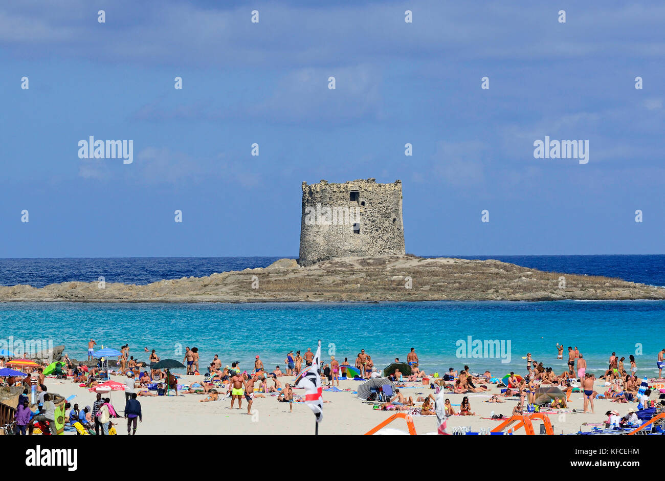 Turisti E Ombrelloni Sulla Spiaggia Della Pelosa Stintino
