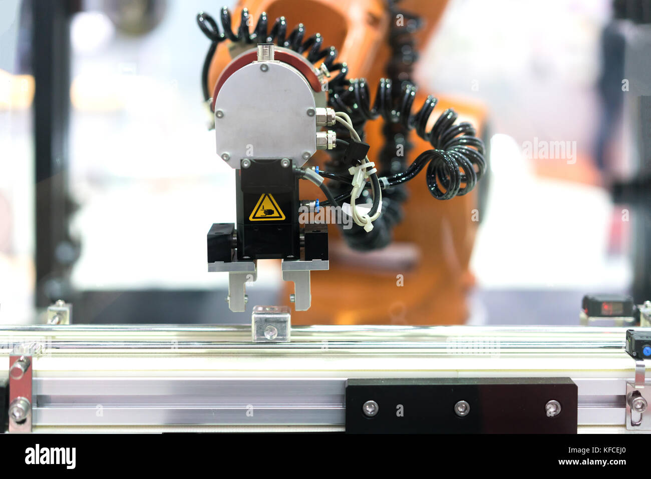 Automatico Il braccio robot con sensore di formazione di immagini nella linea di montaggio a lavorare in fabbrica. smart factory industry 4.0 concetto. Foto Stock