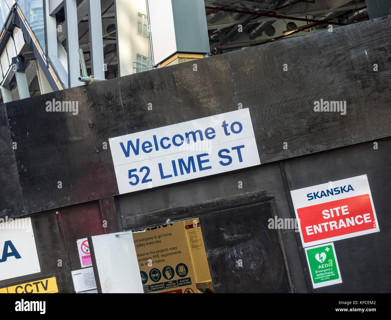 LONDRA, Regno Unito - 25 AGOSTO 2017: Ingresso al cantiere in via Lime 52 nella City of London Foto Stock