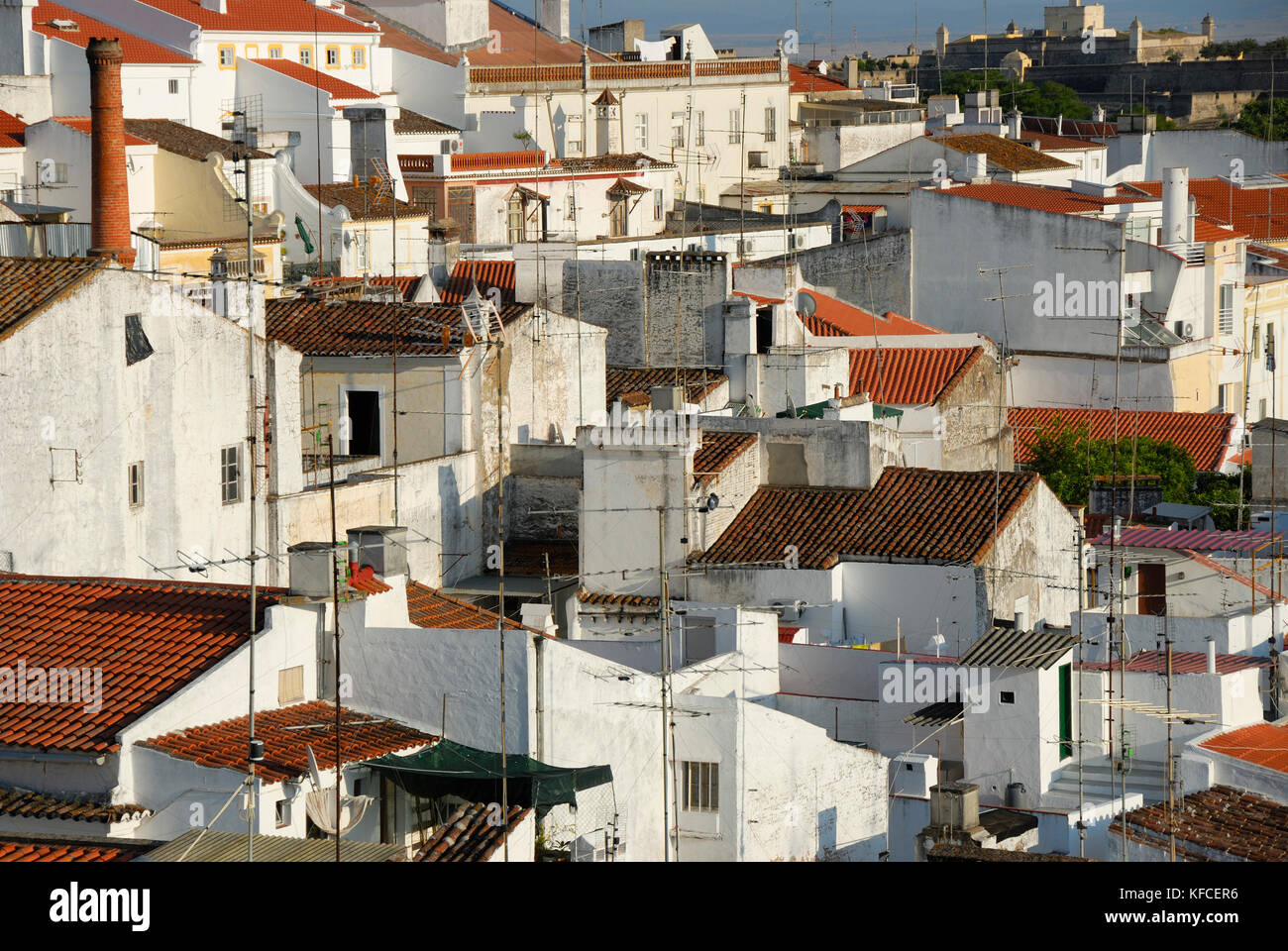 Il villaggio tradizionale di Elvas con case bianche. Un sito patrimonio dell'umanità dell'UNESCO. Alentejo, Portogallo Foto Stock
