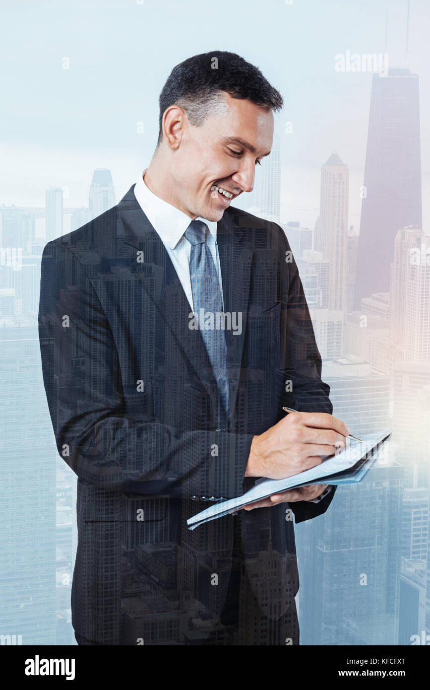 Piacevole happy businessman scrivendo un piano Foto Stock