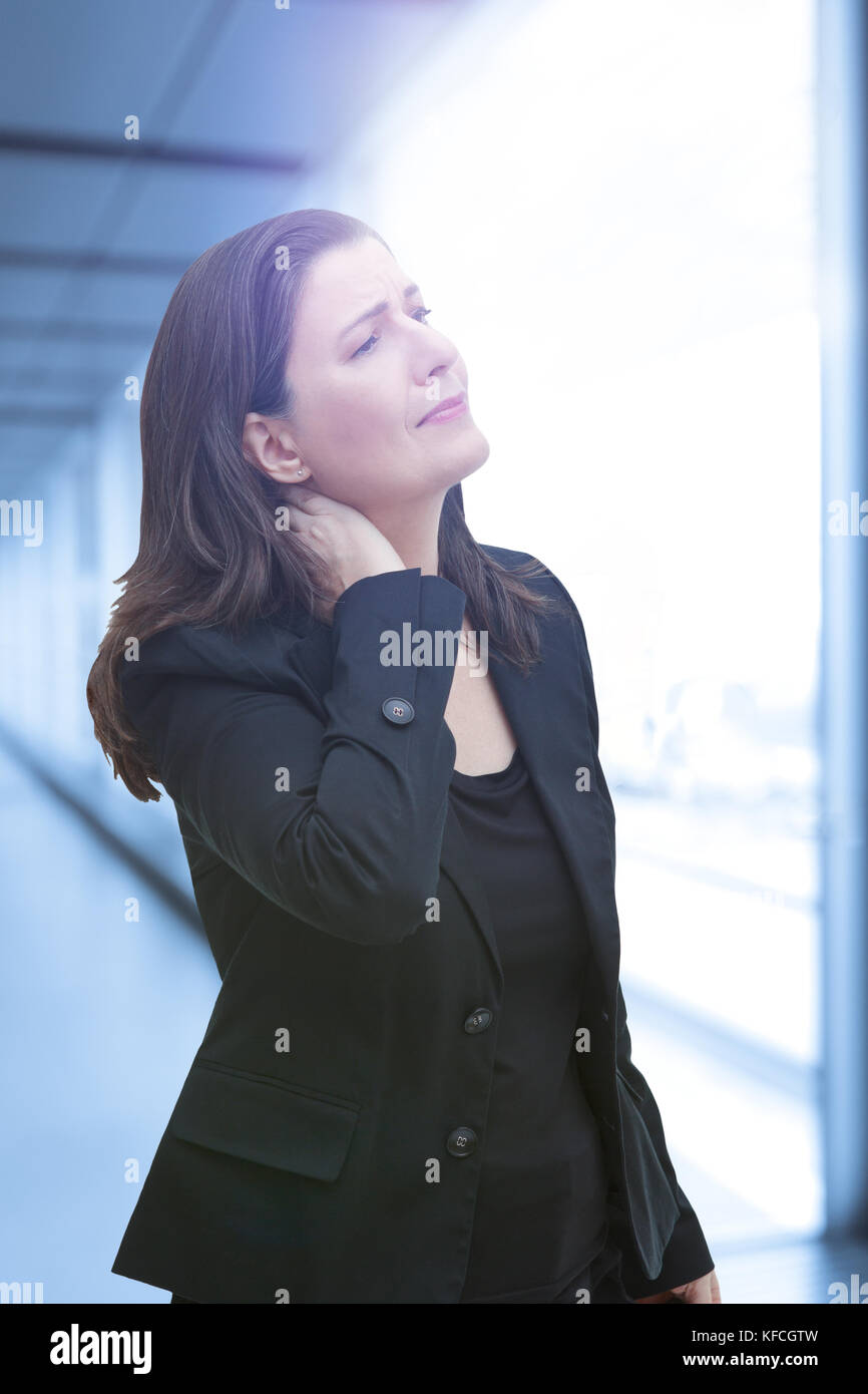 Donna di mezza età con dolore cronico, sindrome di fibromialgia affetti da neckache acuta Foto Stock