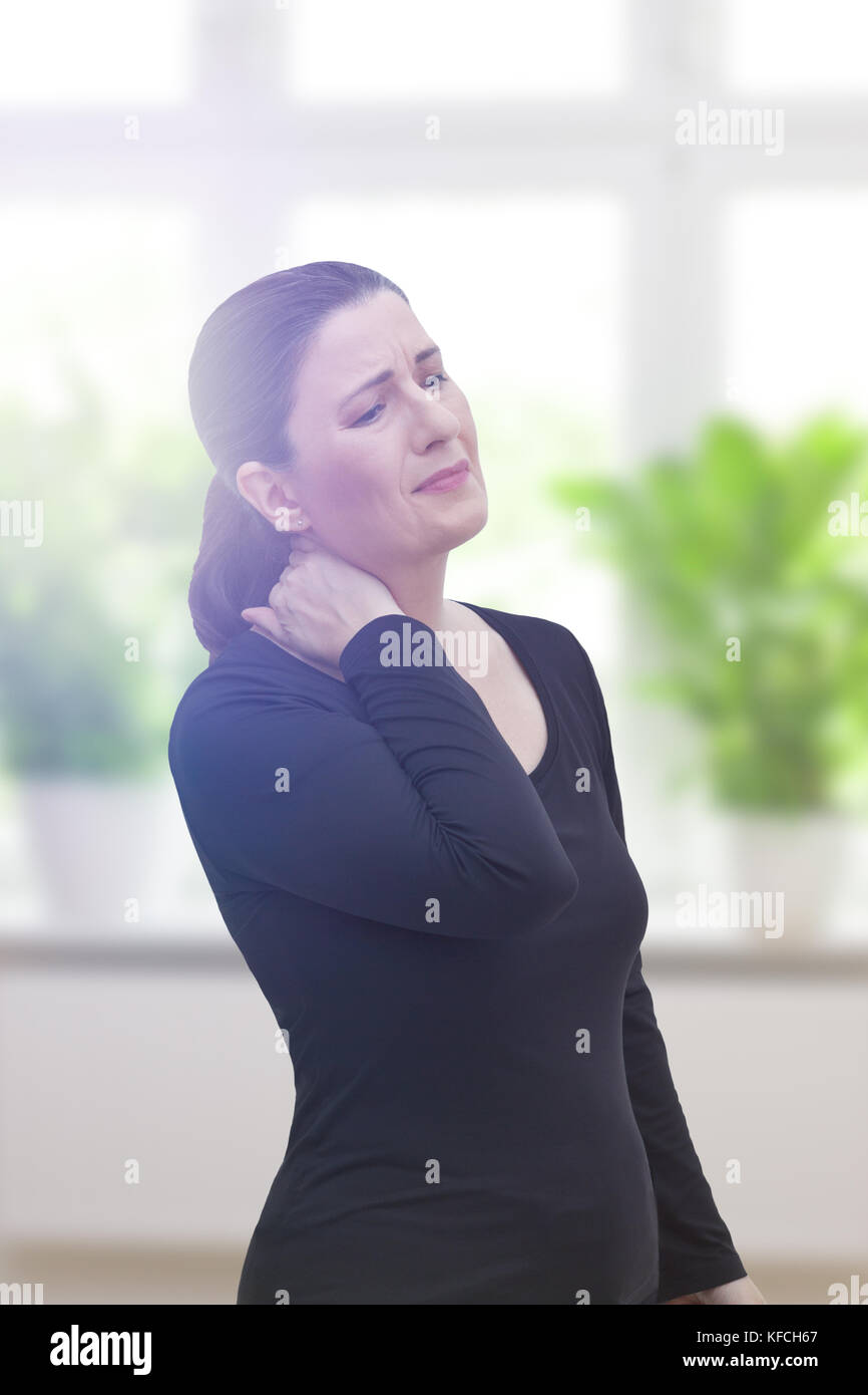 Donna di mezza età con dolore cronico, sindrome di fibromialgia affetti da neckache acuta Foto Stock