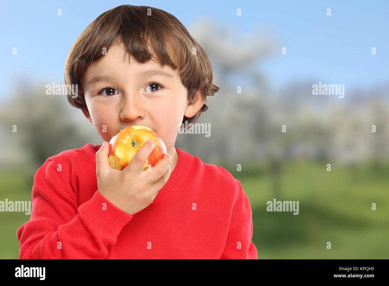 Apple bambino mangiare frutta kid cibo sano boy Foto Stock