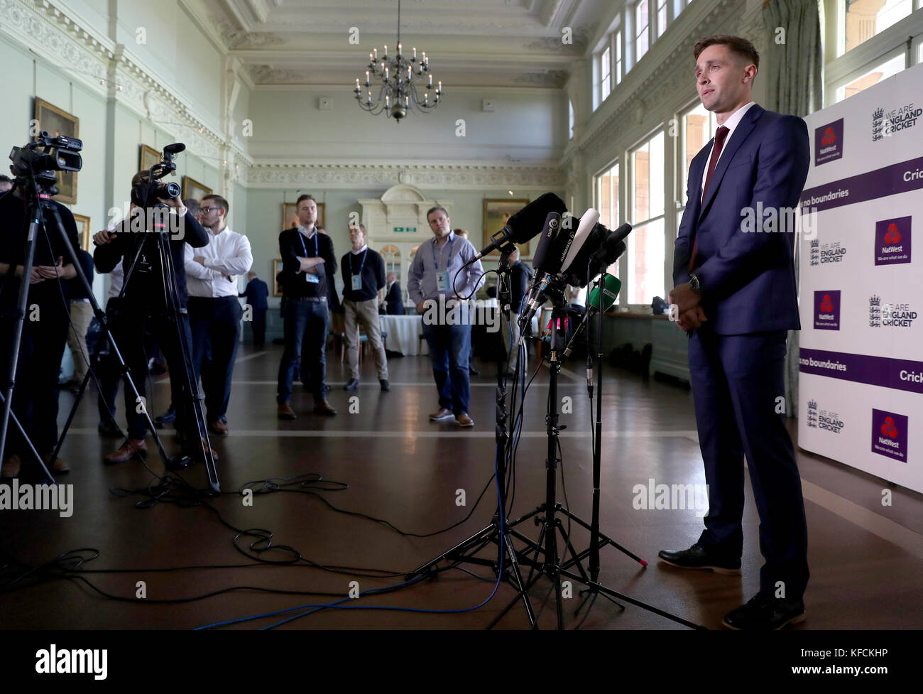 Chris Woakes dell'Inghilterra durante la conferenza stampa al Lord's, Londra. PREMERE ASSOCIAZIONE foto. Data immagine: Venerdì 27 ottobre 2017. L'Inghilterra parte per l'Australia il sabato in preparazione per l'inizio della serie Ashes. PREMERE ASSOCIAZIONE foto. Data immagine: Venerdì 27 ottobre 2017. Vedi storia della PA CRICKET England. Il credito fotografico dovrebbe essere: Adam Davy/PA Wire. Foto Stock