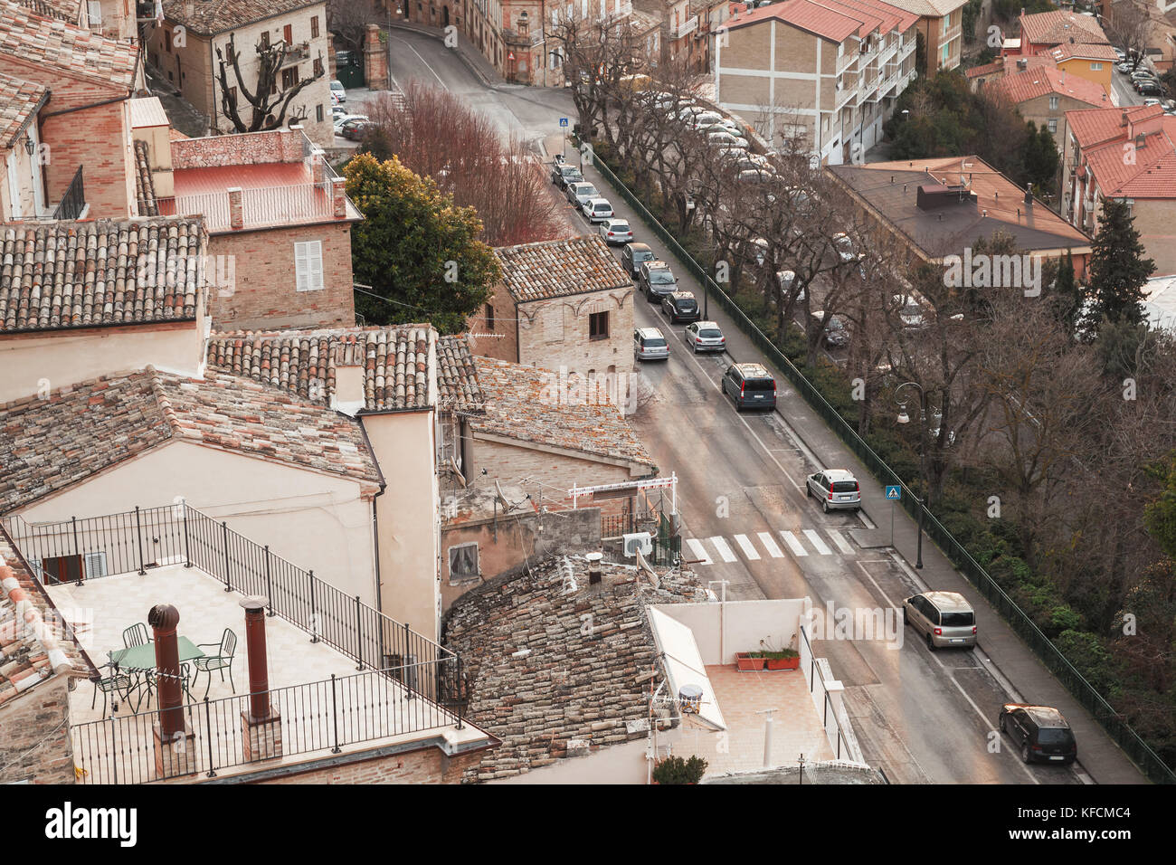 Paesaggio di fermo. i tetti e le strade della città vecchia, Italia Foto Stock