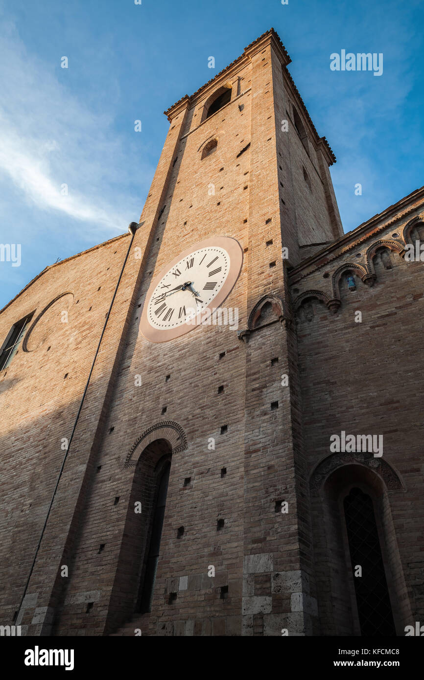 La torre dell'orologio di sant'Agostino cattedrale. fermo, Italia Foto Stock