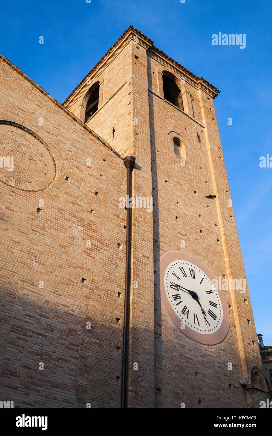 La torre dell'orologio di san Agostino cattedrale. fermo, Italia Foto Stock