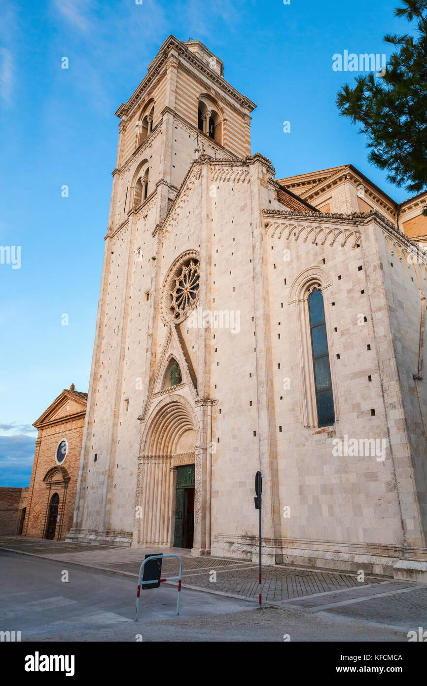 Cattedrale di fermo di fronte ovest. Cattedrale cattolica romana a fermo, regione marche, Italia Foto Stock