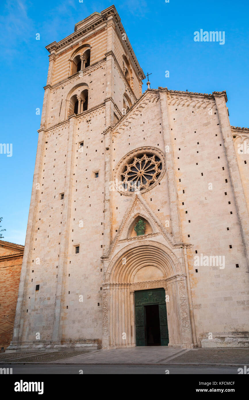 Fermo cattedrale, entrata principale. antica cattedrale cattolica romana a fermo, regione marche, Italia Foto Stock