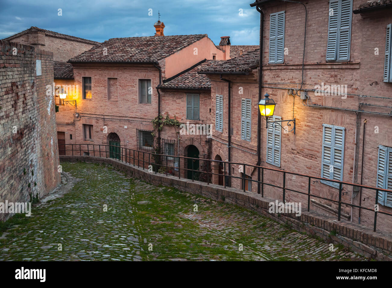 Sera street view con illuminazione notturna, fermo di città vecchia, Italia Foto Stock