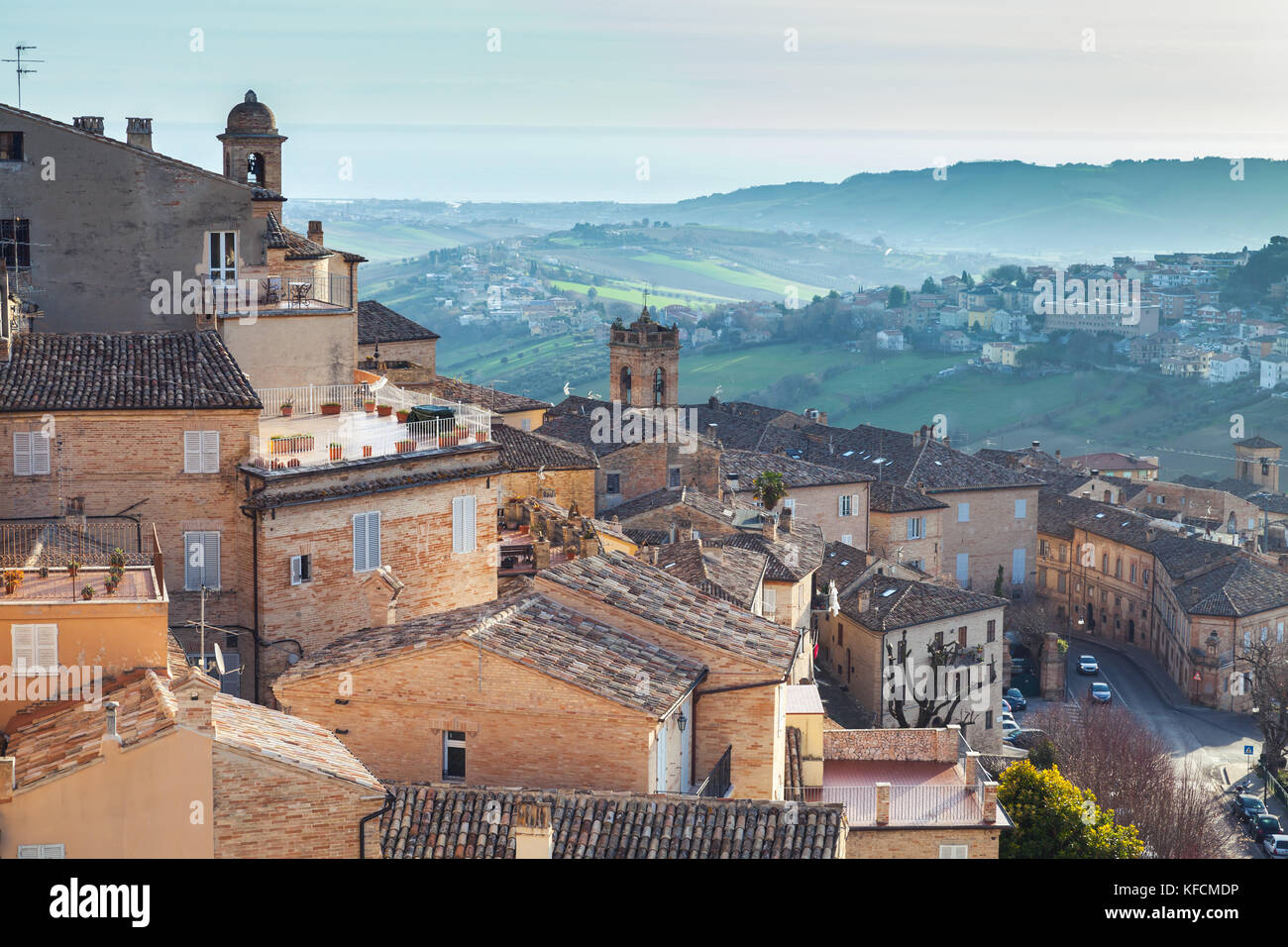 Piccola città italiana sotto brignt cielo mattutino. provincia di Fermo, Italia Foto Stock
