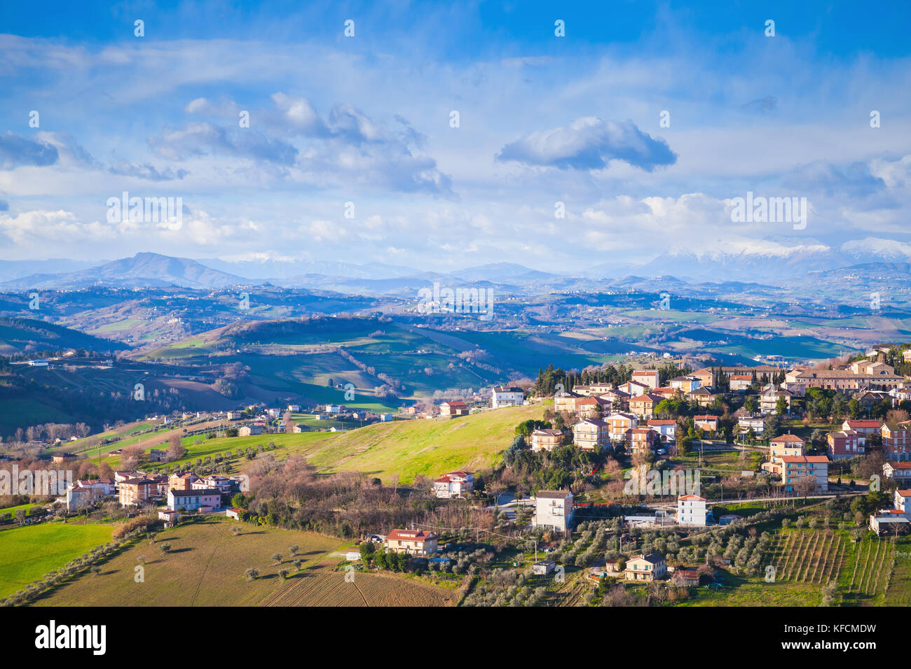 Paesaggio panoramico del paesaggio italiano. provincia di Fermo, Italia. villaggio sulle colline sotto blu cielo nuvoloso Foto Stock