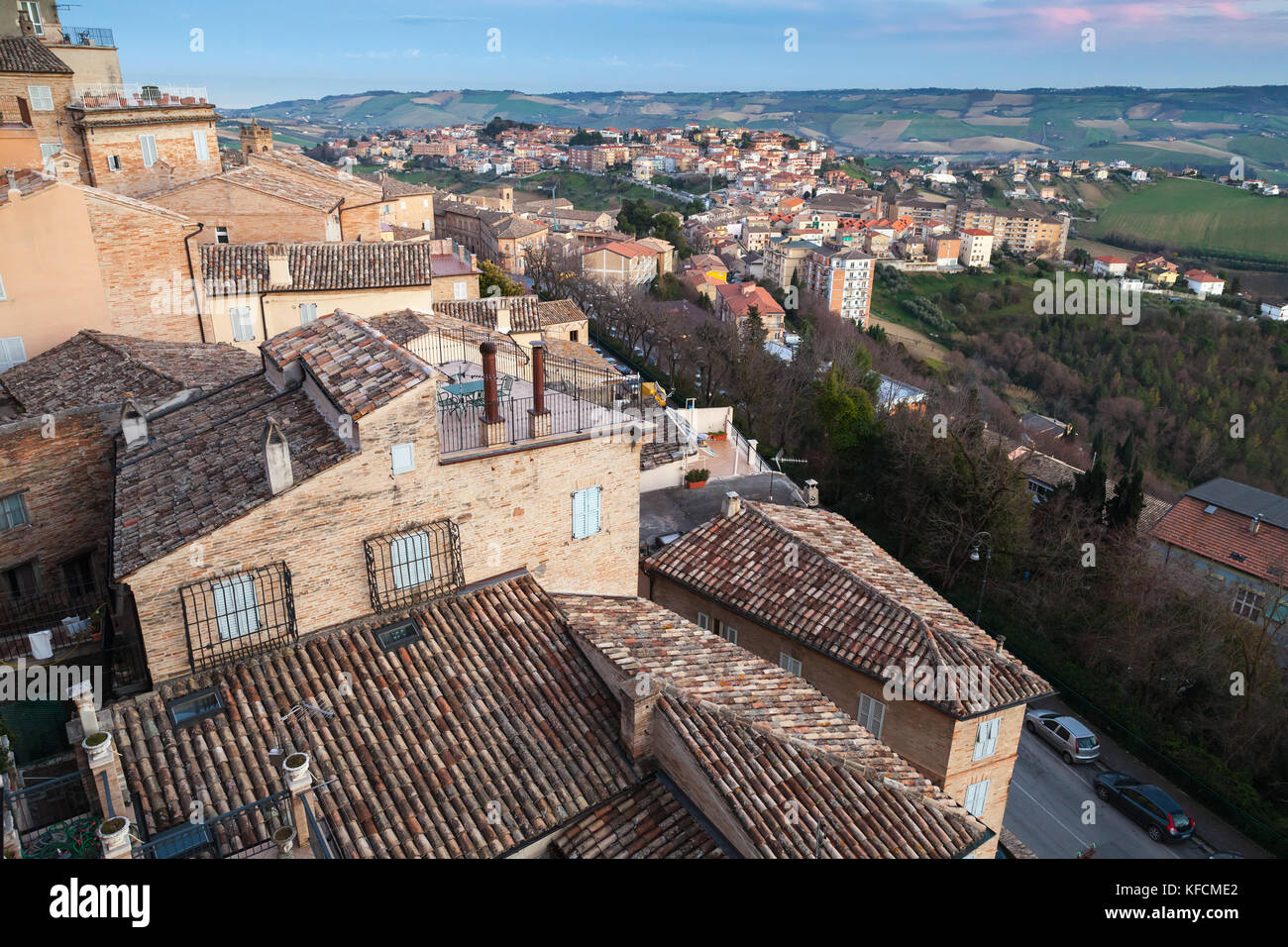 Paesaggio di fermo. tetti della città vecchia, Italia Foto Stock