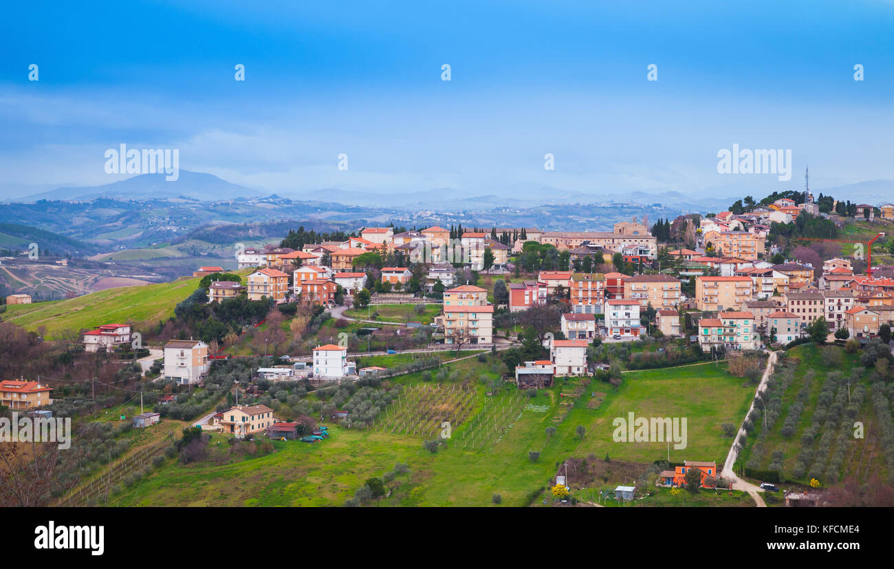 Campagna italiana, paesaggio panoramico. provincia di Fermo, Italia. villaggio sulle colline sotto blu cielo nuvoloso Foto Stock
