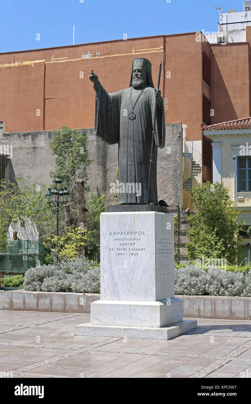ATHENS, Grecia - 05 Maggio: Statua di arcivescovo Damaskinos ad Atene il 05 maggio 2015. Damaskinos Papandreou di Atene monumento di Platia Mitropoleos in Foto Stock