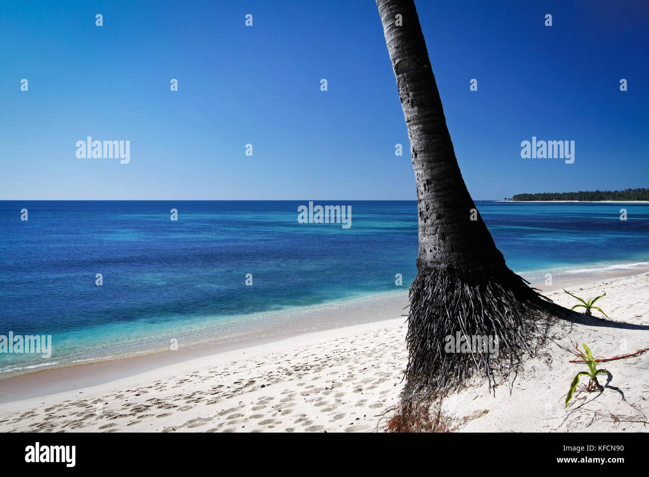 Il profondo blu del mare e la spiaggia di sabbia bianca conosciuta come saud beach in Ilocos Norte Regione del Luzon del nord nelle Filippine. bellissimo e idilliaco paradiso Foto Stock