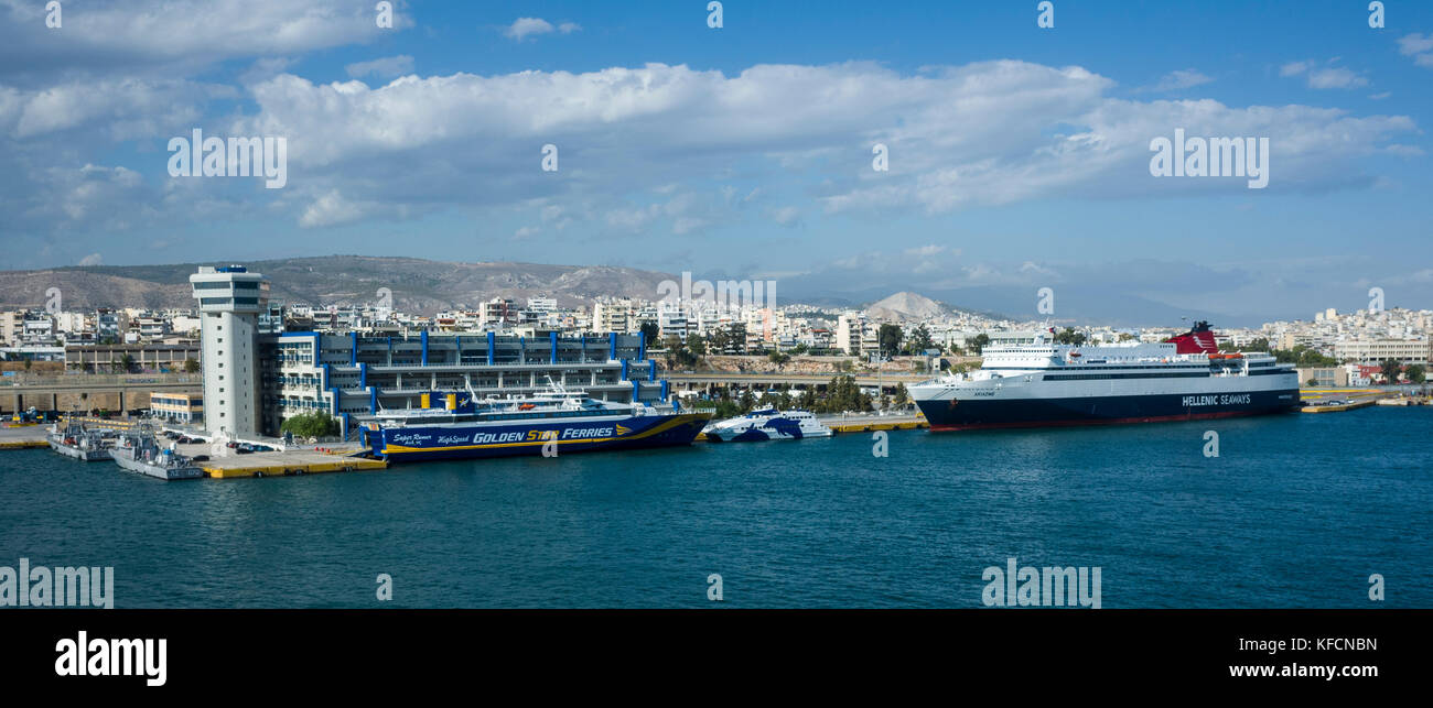 Porto del Pireo di Atene. La Grecia. Una vista di fronte del porto del Pireo che mostra le navi e la natura industriale del porto. Il paesaggio cittadino di Atene stabilisce al di là in background. Foto Stock