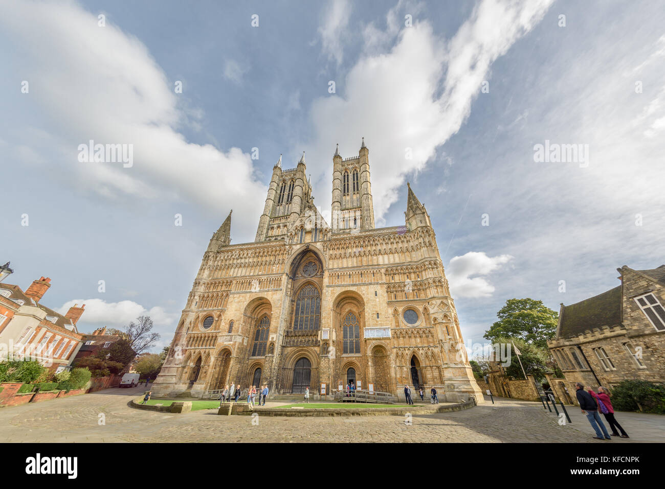 Visitatori presso la facciata occidentale della cattedrale medievale a Lincoln, Inghilterra. Foto Stock