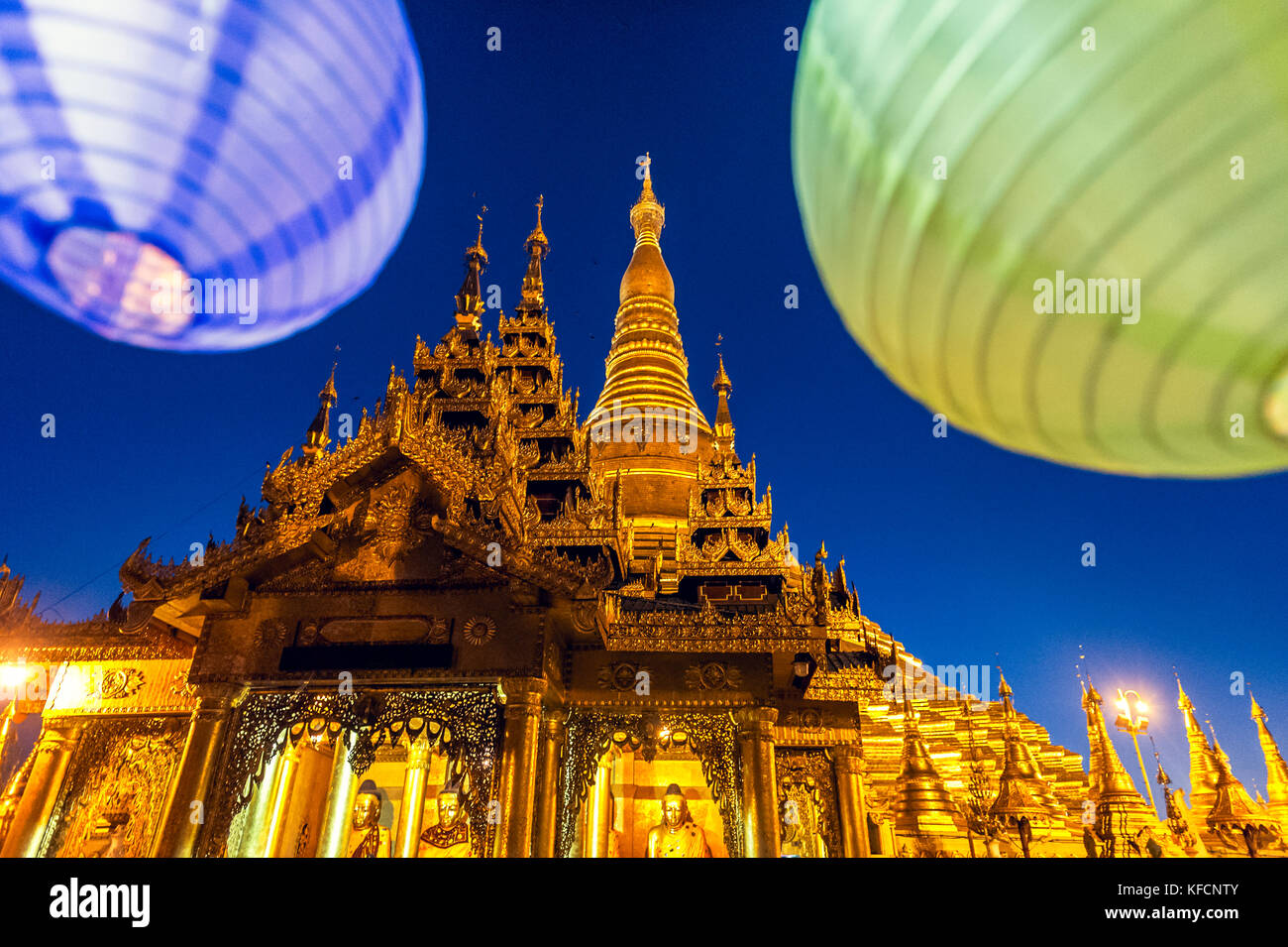 Myanmar (ex Birmania). Yangon. (Rangoon). La Pagoda Shwedagon di notte. Il luogo santo buddista è il primo centro religioso della Birmania Foto Stock