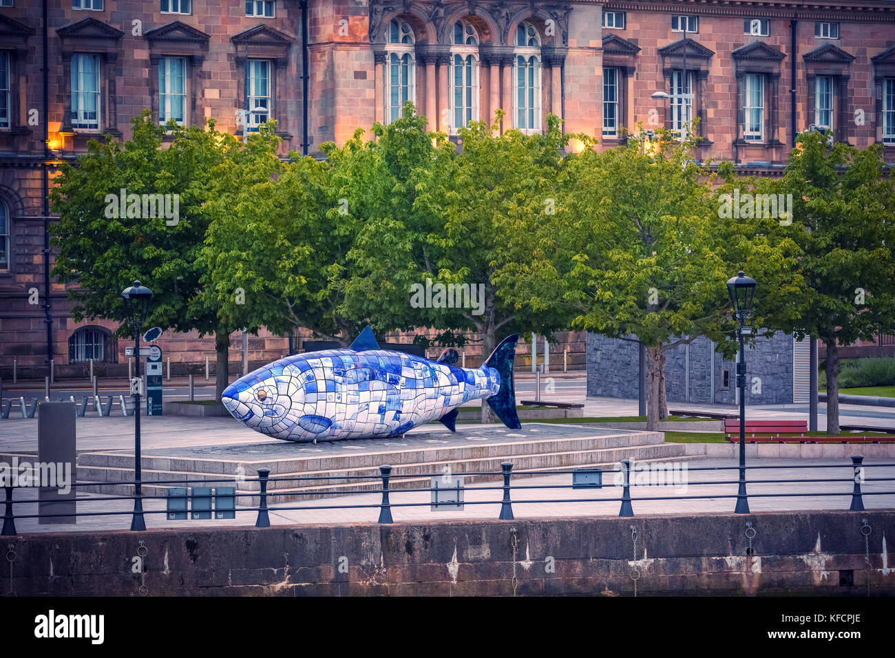 Il Big Fish è stampato un mosaico ceramico scultura in Belfast conosciuto anche come il salmone della conoscenza. Il lavoro celebra la rigenerazione del Lagan Foto Stock