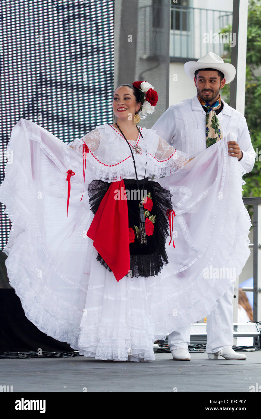 Troupe esegue messicano danza folk durante la santa barbara vecchi giorni spagnolo celebrazione Foto Stock
