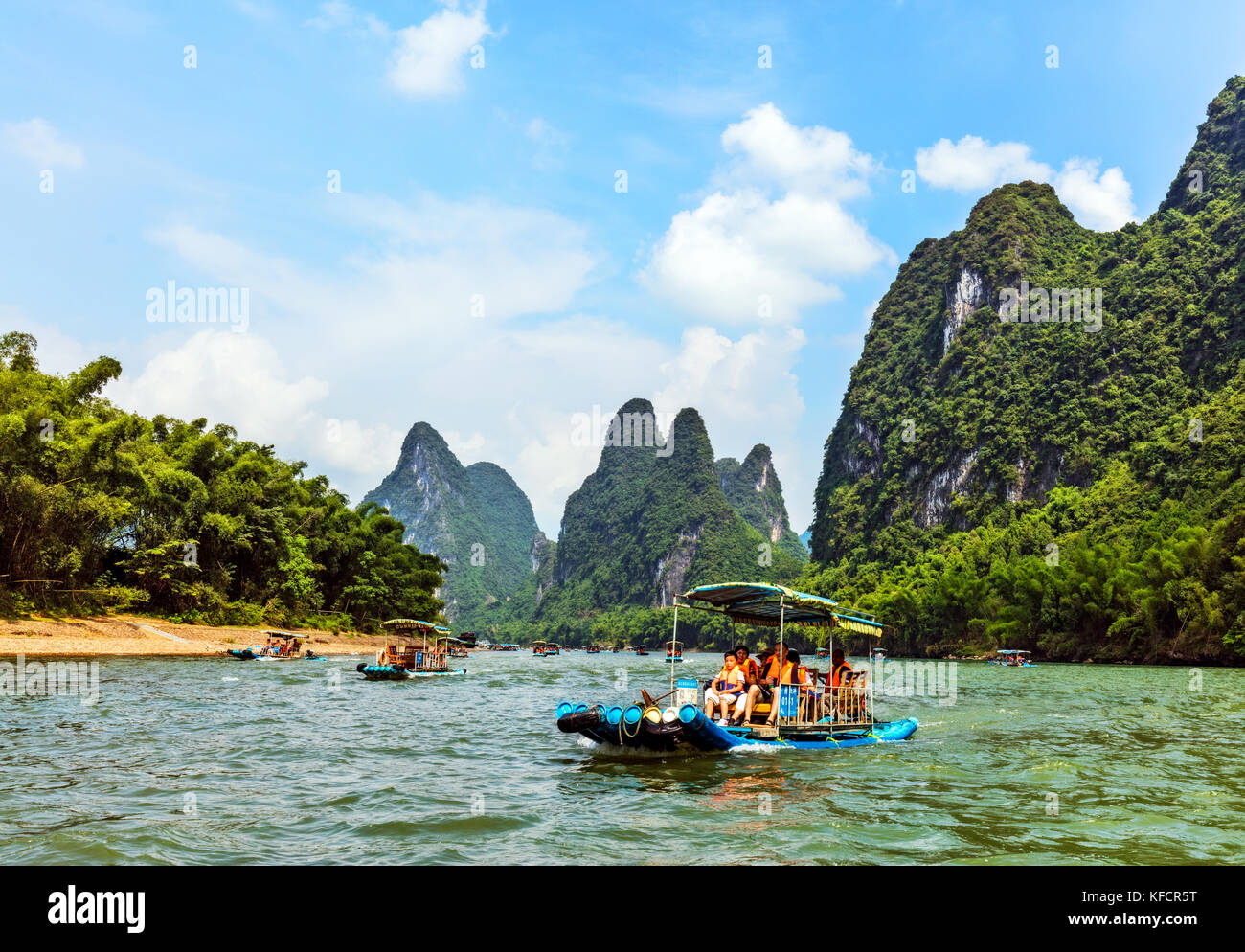 Stock photo - Crociera turistica barche sul fiume li vicino a yangshuo, Guilin, Cina Foto Stock