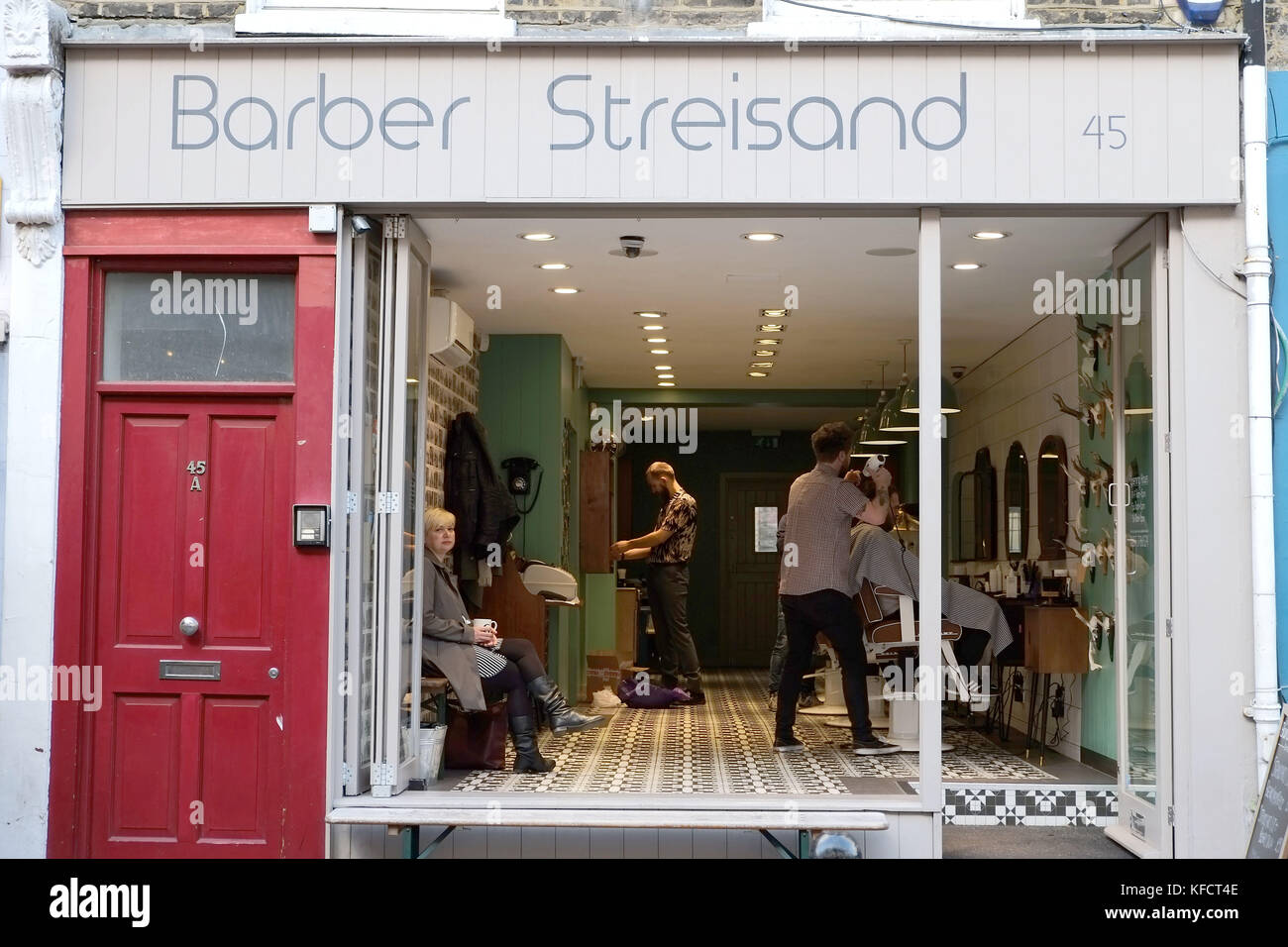 Witty ha nominato barbers a 45 Exmouth Market Londra UK Baber Streisand. Foto Stock