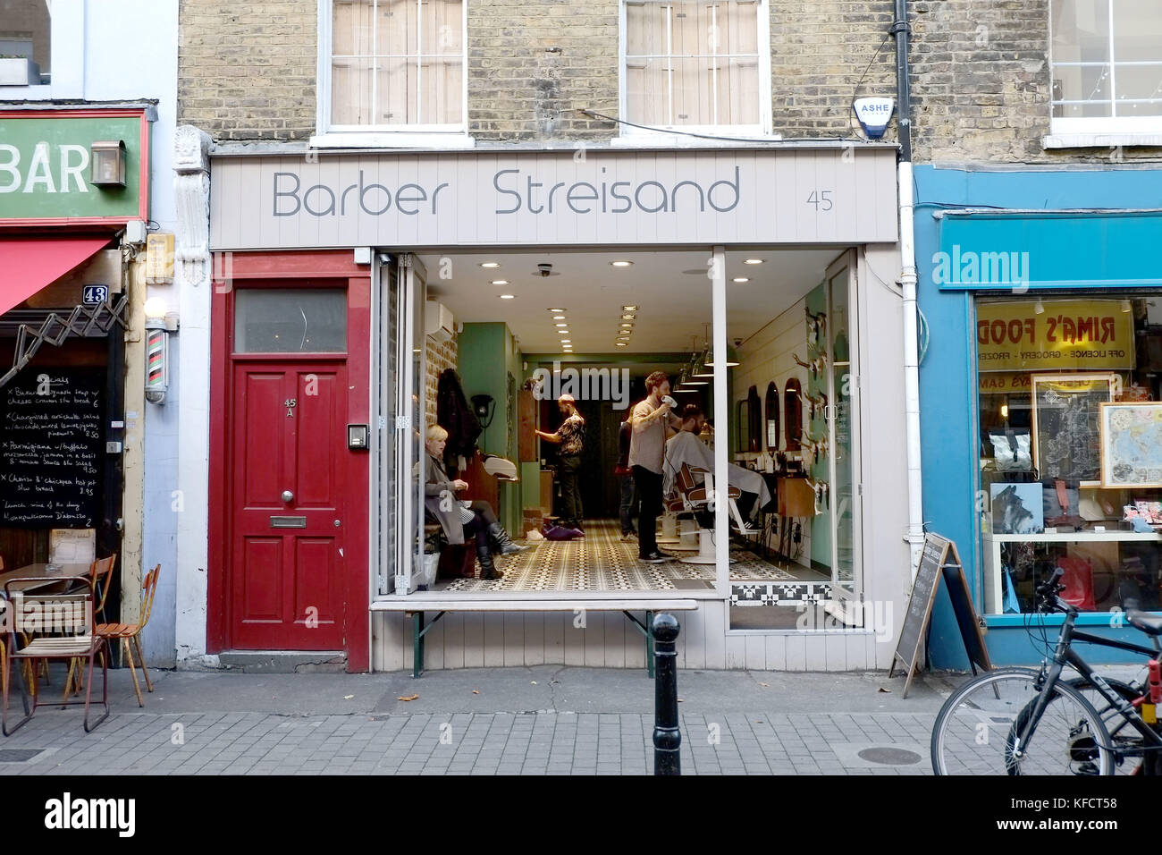 Witty ha nominato barbers a 45 Exmouth Market Londra UK Baber Streisand. Foto Stock