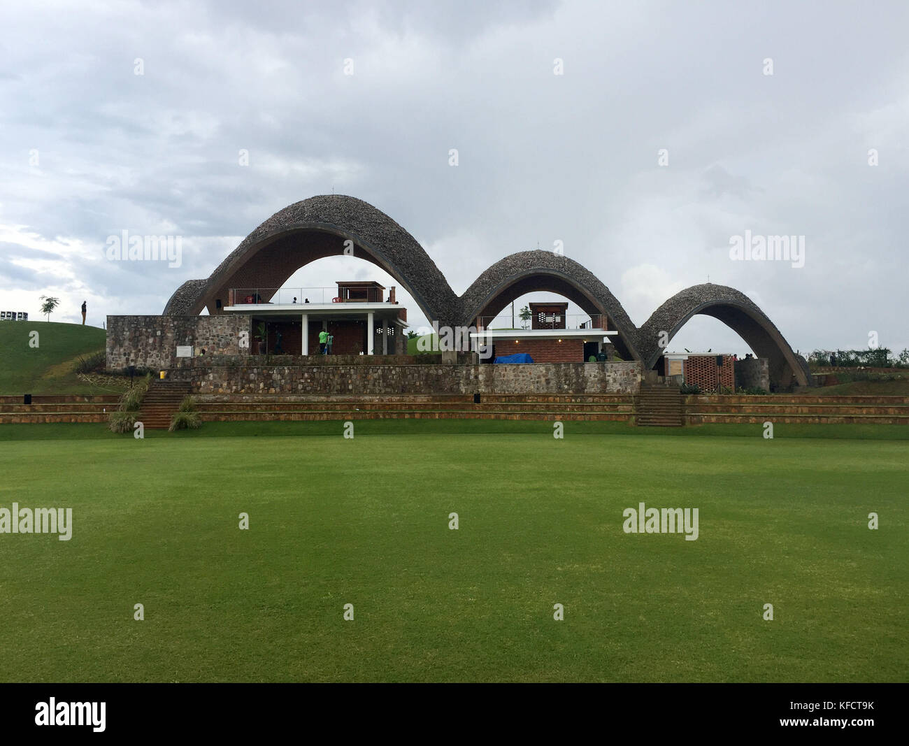 Una vista del padiglione a tre archi in un nuovo stadio di cricket che è stato soprannominato il "Signore dell'Africa orientale" prima della sua apertura ufficiale e una partita T20 celebrità sabato, in Ruanda. Foto Stock