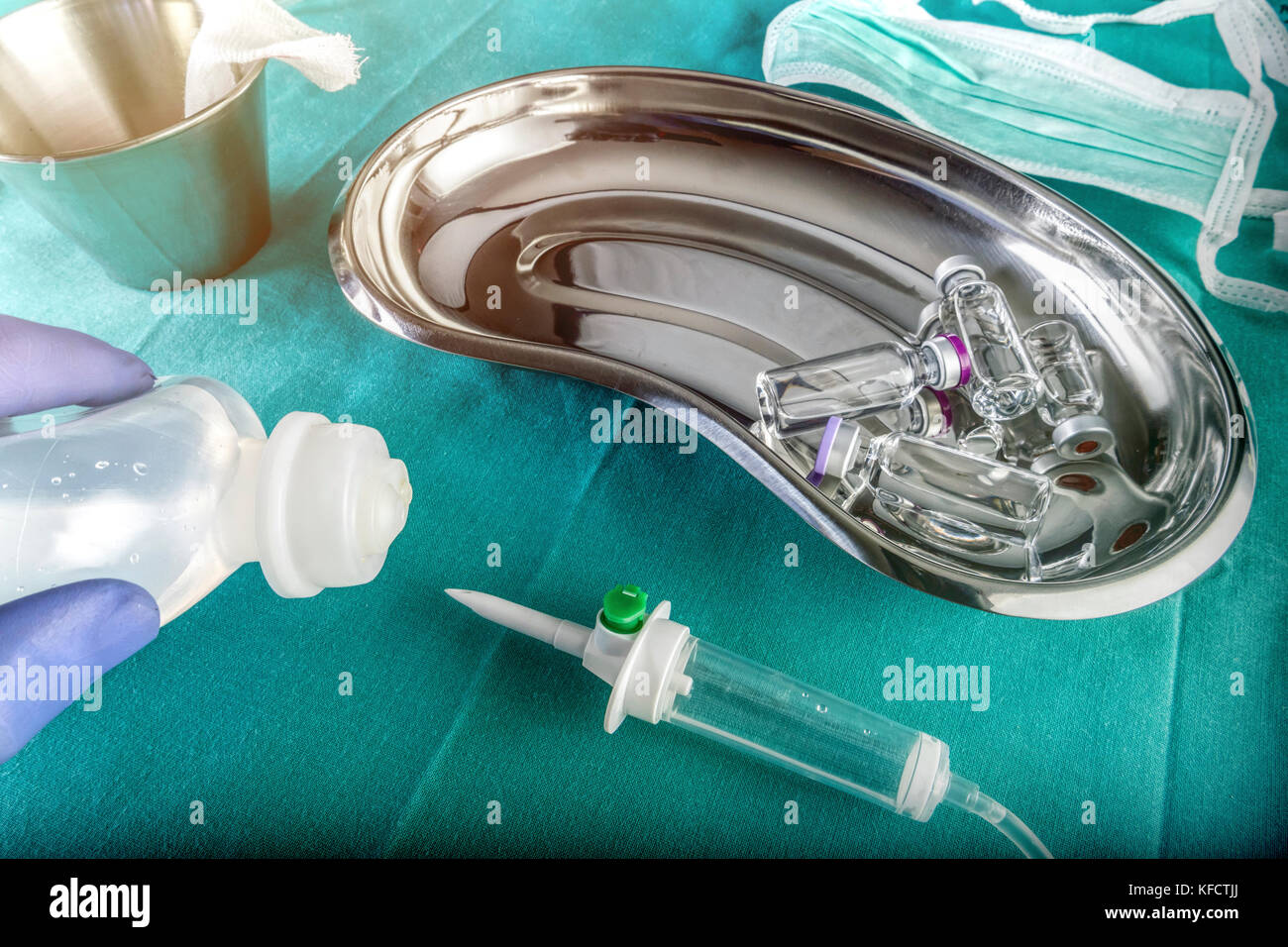 Medico supporta gocciolare sulla tabella delle operazioni in un laboratorio, immagine concettuale Foto Stock