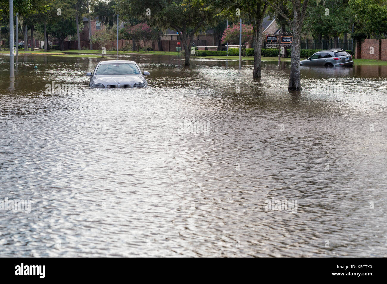 Vetture sommerse dall uragano Harvey in Sienna Plantation. Pesanti piogge dall uragano Harvey ha causato molte aree allagate nei sobborghi di Houston Foto Stock