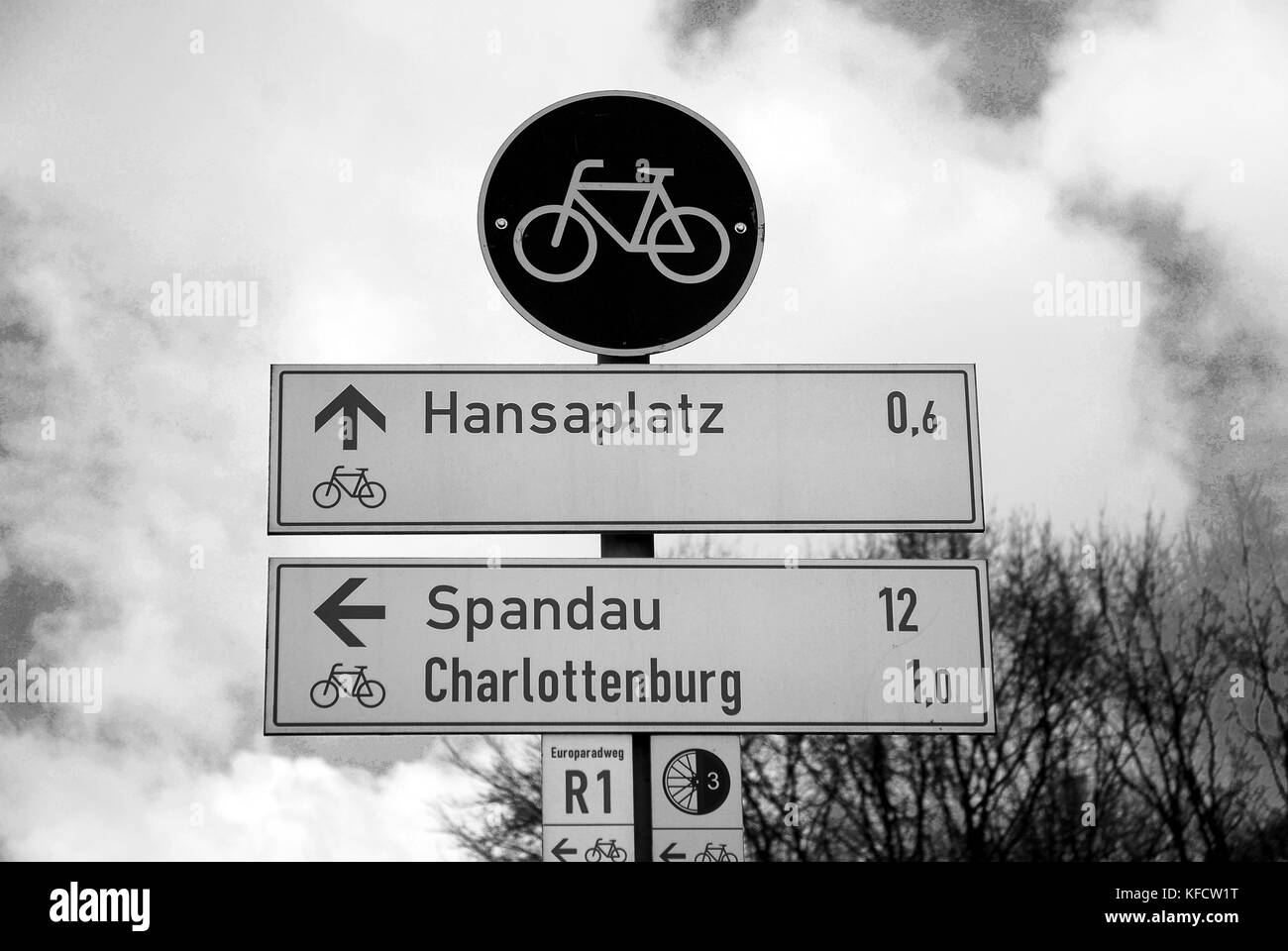 Un cartello stradale mostra il modo di raggiungere i diversi quartieri di Berlino,Germania.2011. Foto Stock