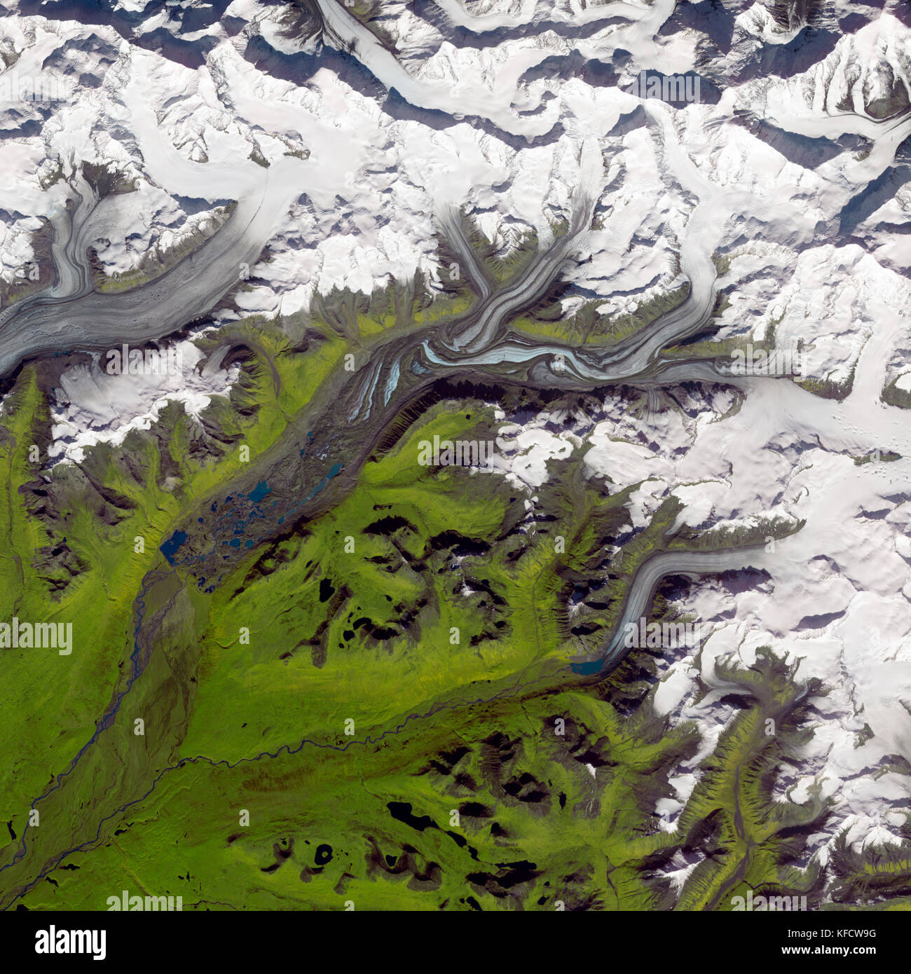 Antenna della Susitna Glacier, Alaska, 27 agosto 2009. Il ghiacciaio di superficie è in marmo con sporcizia-free blu ghiaccio e sporcizia rivestito di ghiaccio marrone. Foto Stock