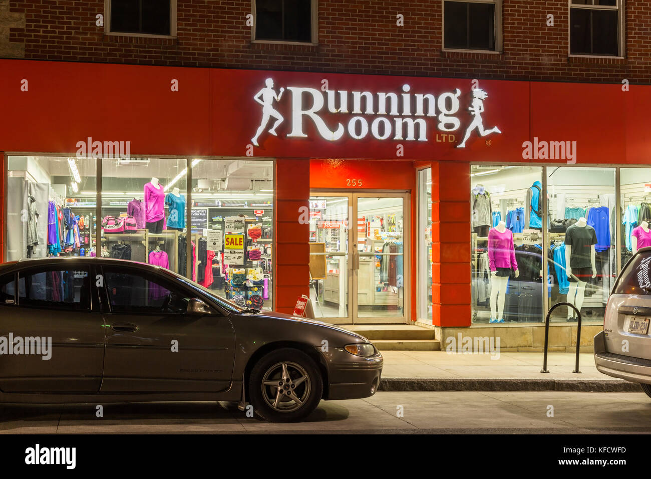 Una camera in esecuzione storefront lungo Princess Street a notte nel centro di Kingston, Ontario, Canada. Foto Stock