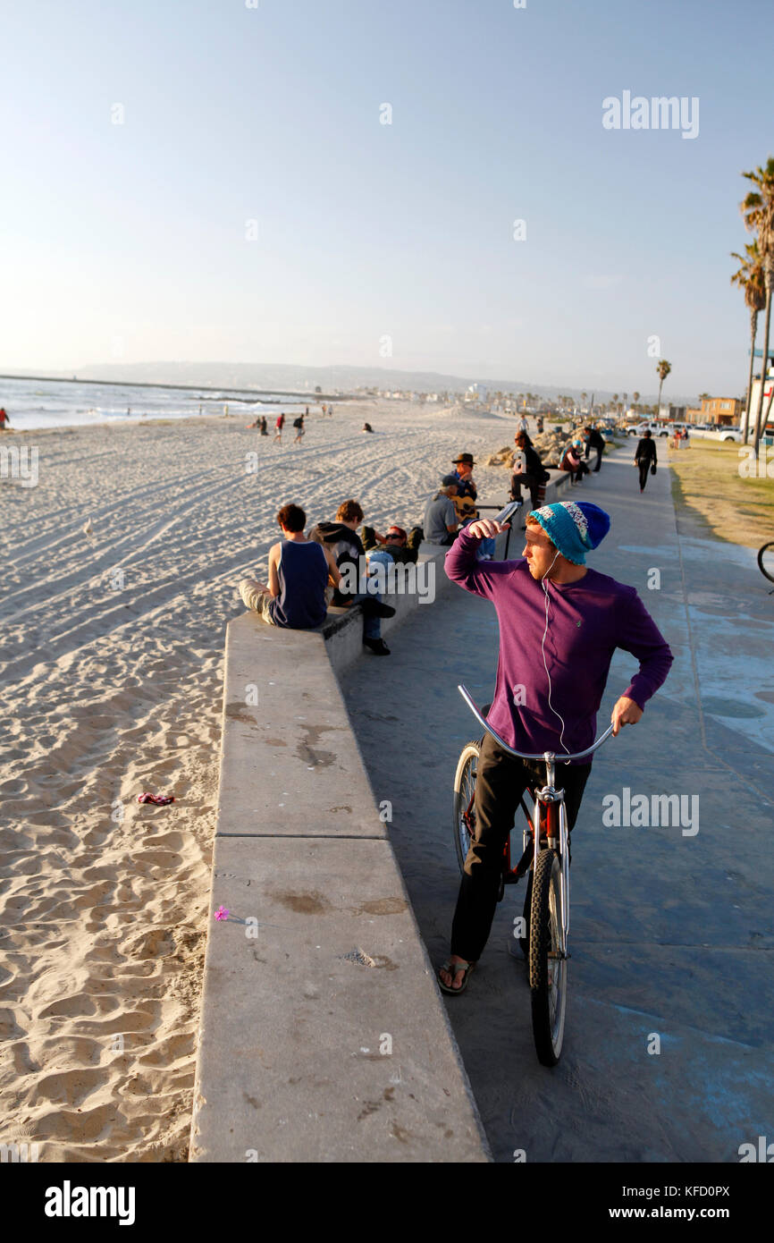 Stati Uniti, California, San Diego, individui resto lungo la passerella a Ocean Beach Foto Stock