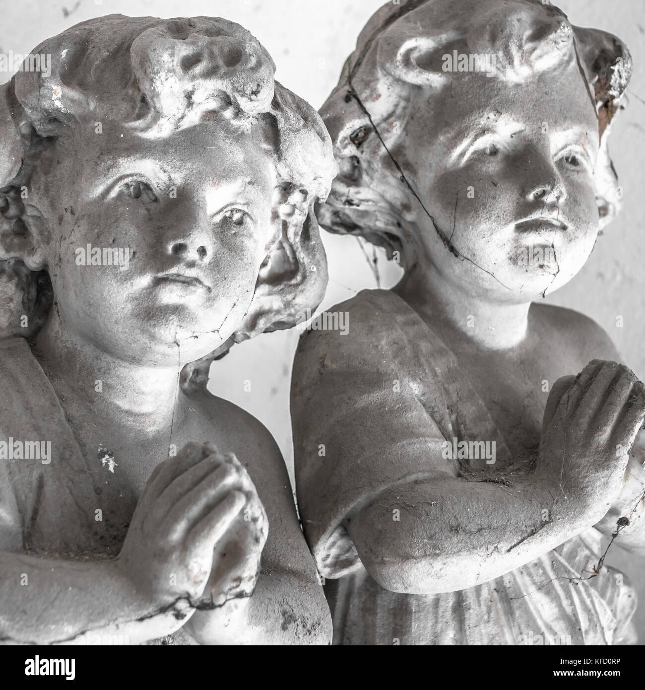 Le statue dei bambini nella preghiera ricoperta di ragnatele. Foto Stock