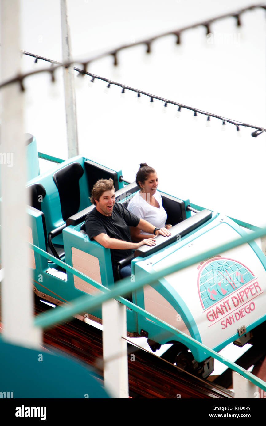 Stati Uniti, California, san diego, coloro che godono di un giro sul belmont park rollercoaster Foto Stock