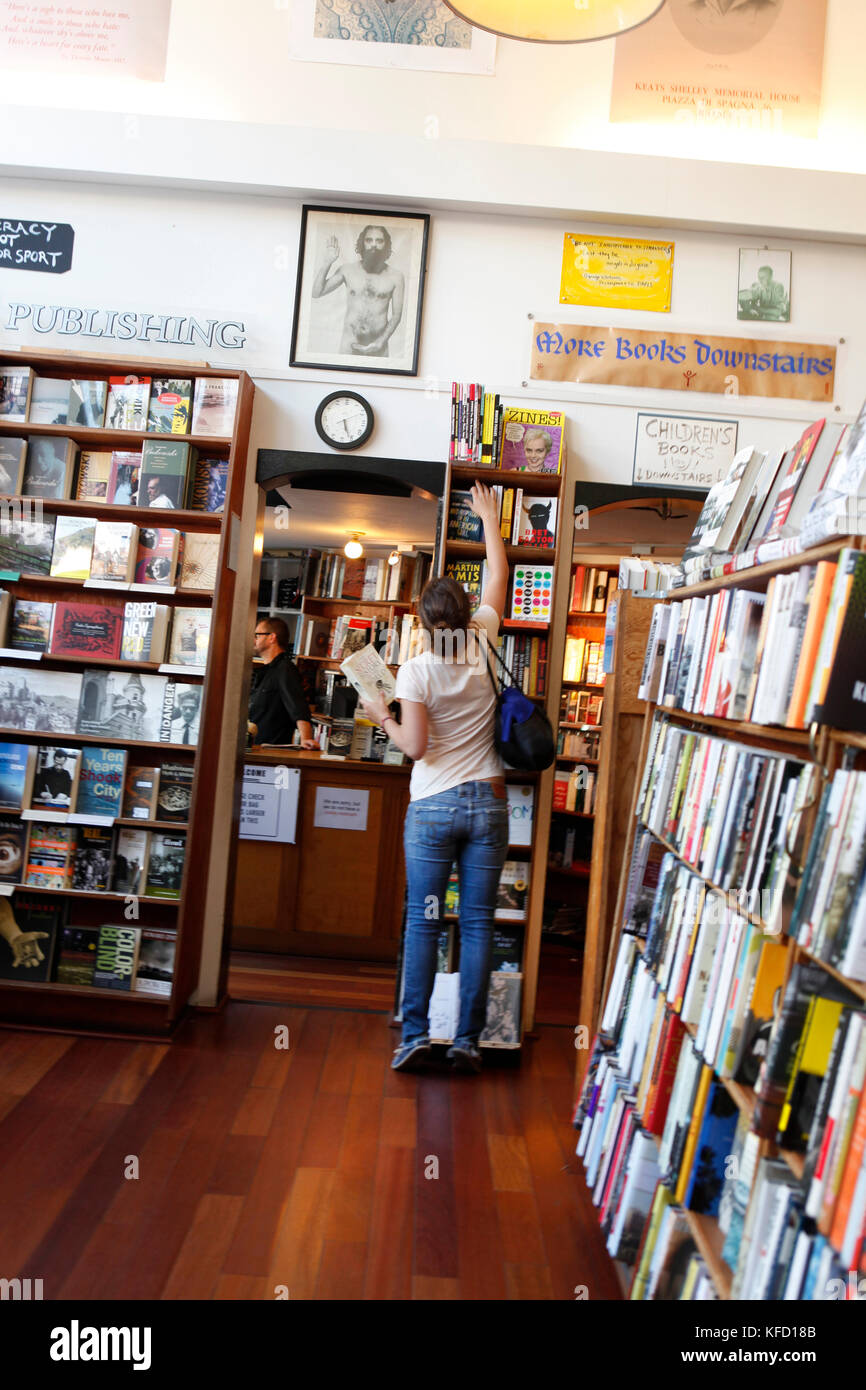 Stati Uniti, California, San Francisco, una donna accede libri al City Lights Bookstore, North Beach Foto Stock