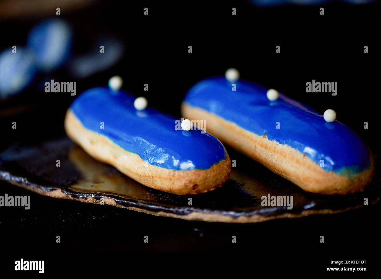 Eclairs blu con un velo di smalto con mirroring.un lavoro di arte culinaria torte Foto Stock
