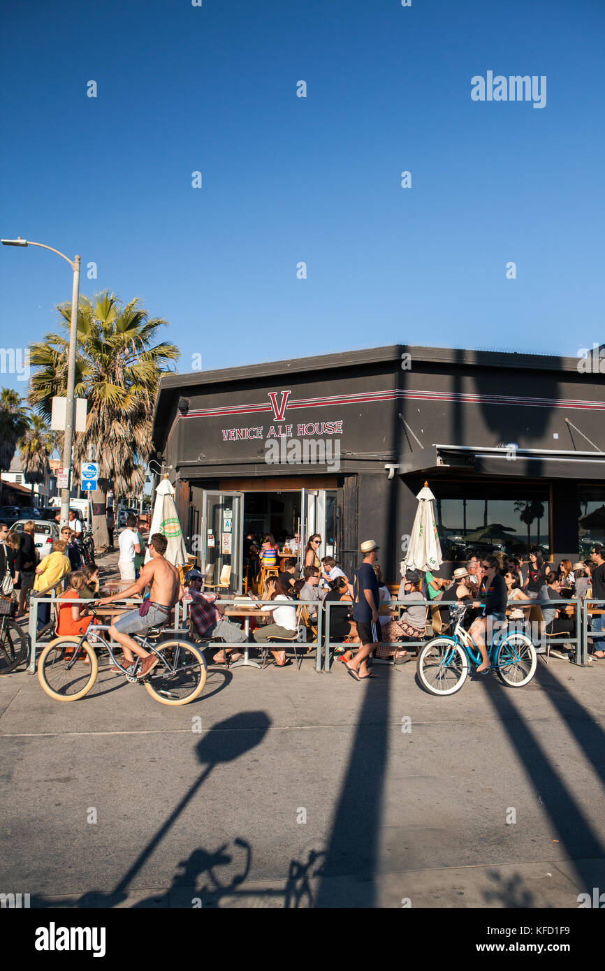 Stati Uniti, Los Angeles, individui di mangiare in un ristorante fuori dal Venice Boardwalk Foto Stock