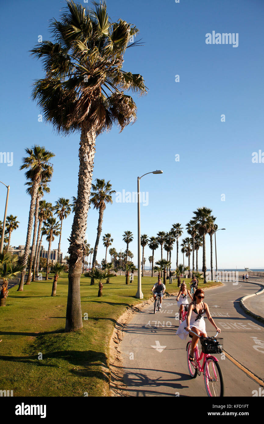 Stati Uniti, Los Angeles, una vista della spiaggia e gli individui in Venice Boardwalk Foto Stock