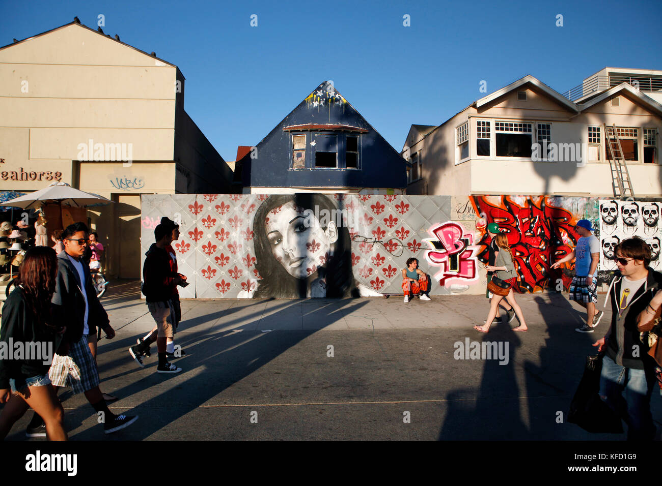 Stati Uniti, Los Angeles, individui a piedi giù per la Venice Boardwalk Foto Stock