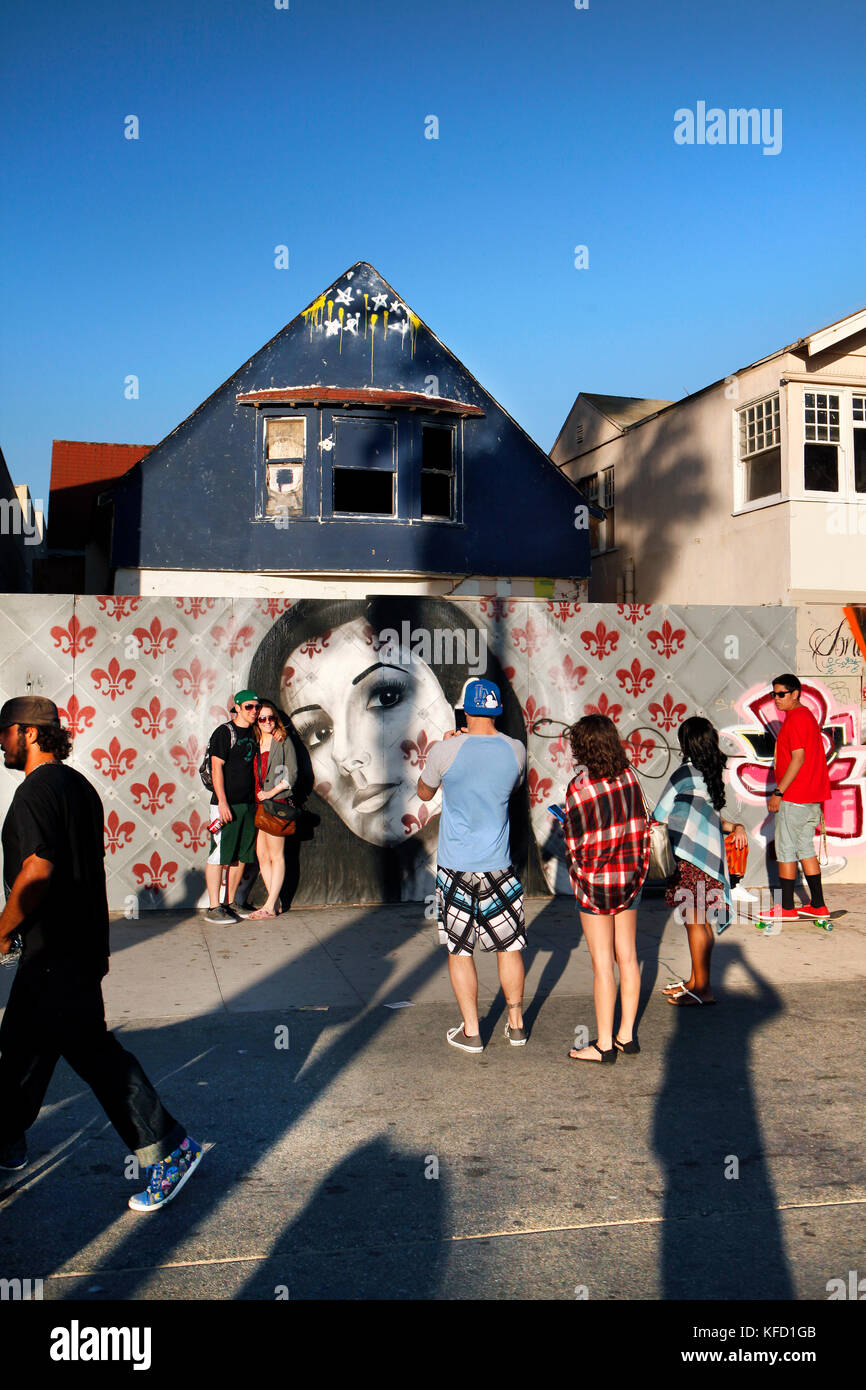 Stati Uniti, Los Angeles, individui a piedi giù per la Venice Boardwalk Foto Stock