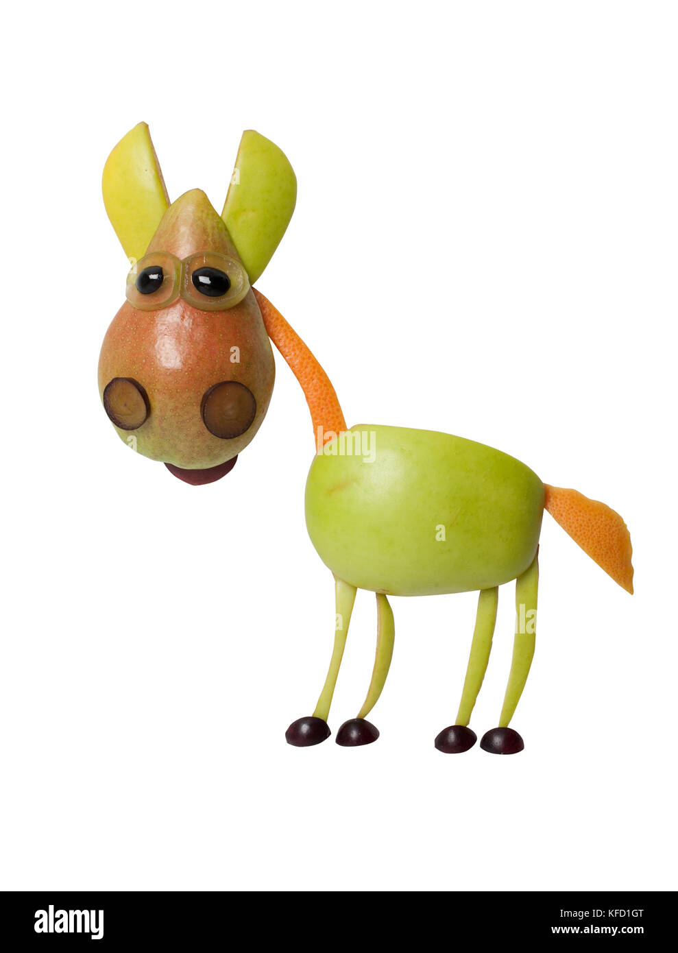 Cavallo realizzato con mela e pera su sfondo isolato Foto Stock