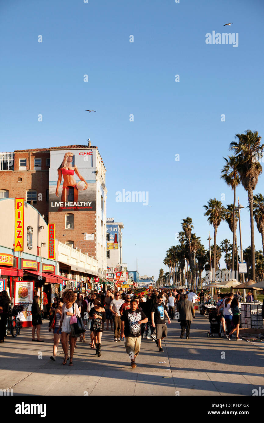 Stati Uniti, Los Angeles, individui a piedi giù per la Venice Boardwalk Foto Stock