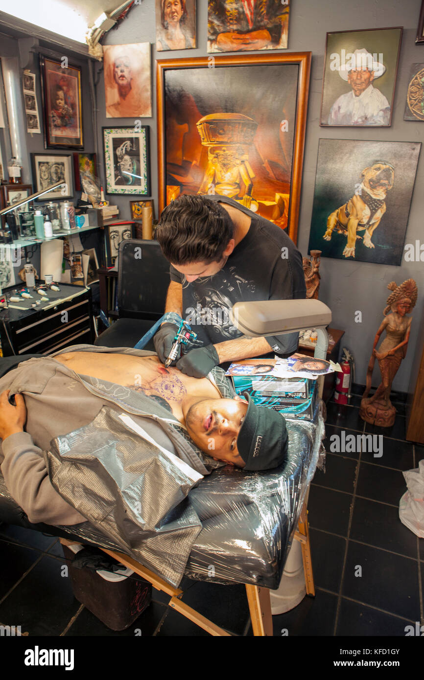 Stati Uniti, los angeles, individui di ottenere un tatuaggio in un salone off Venice Boardwalk Foto Stock