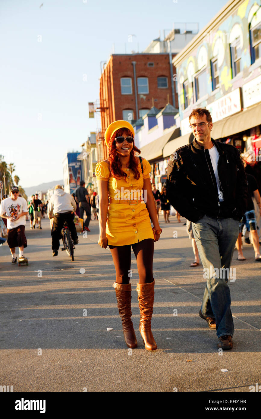 Stati Uniti, Los Angeles, individui a piedi giù per la Venice Boardwalk Foto Stock