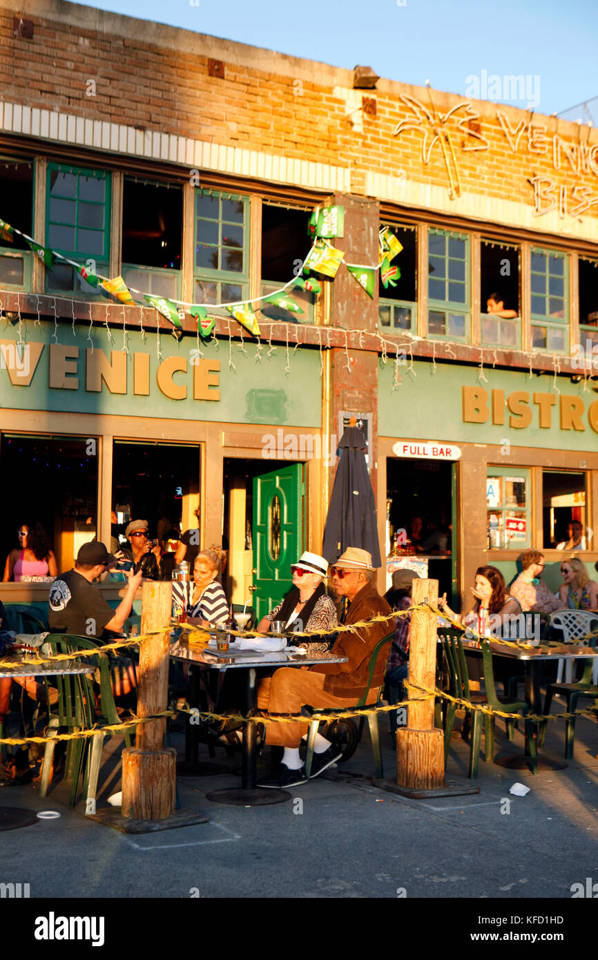 Stati Uniti, Los Angeles, individui di mangiare in un ristorante fuori dal Venice Boardwalk Foto Stock